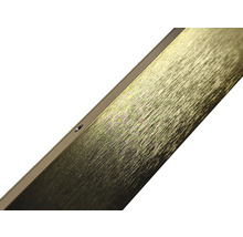 Prim-plan al unui profil metalic auriu cu finisaj periat și orificiu de găurire