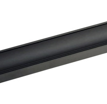 Vizualizare detaliată a unei șine metalice.