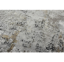 Prim-plan al unui covor cu un model abstract