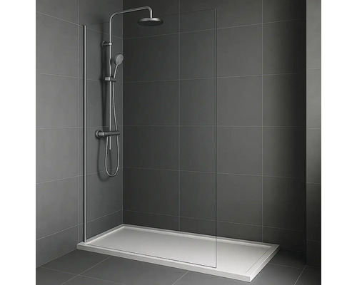 Cabină de duș cu cadă și baterie de duș în fața unui perete cu gresie