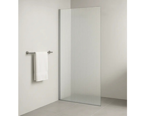 Baie cu paravan de duș din sticlă și suport pentru prosoape