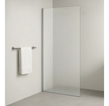 Ecran de duș cu sticlă canelată și suport pentru prosoape în baie