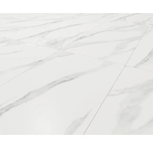 Plăci de pardoseală cu aspect de marmură montate