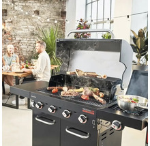 Vedere de sus a unui grătar pe gaz cu alimente într-un mediu luminos și spațios.