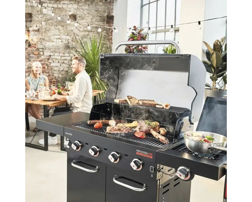 Vedere de sus a unui grătar pe gaz cu alimente într-un mediu luminos și spațios.