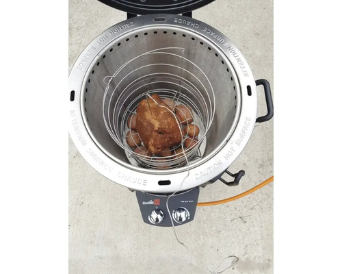 Tigaie pentru păsări de curte cu curcan și cartofi în compartimentul de gătit