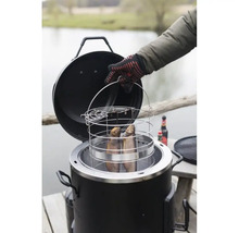 Afișare cuptor negru pentru afumat pește într-un coș de sârmă