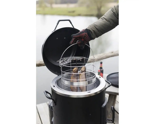 Afișare cuptor negru pentru afumat pește într-un coș de sârmă