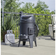 Grătar pe gaz cu butelie pe o terasă