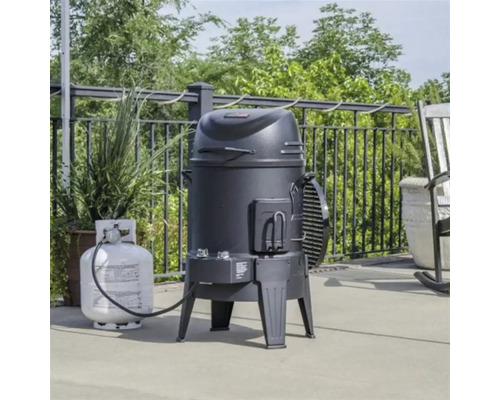 Grătar pe gaz cu butelie pe o terasă