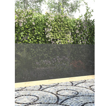 Panou de intimitate în grădină cu plante și podea cu mozaic