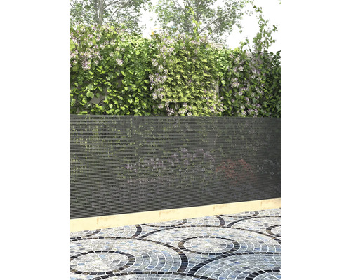 Panou de intimitate în grădină cu plante și podea cu mozaic