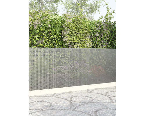 Pergolă cu plante cățărătoare și paravan metalic de confidențialitate