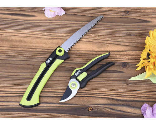 Fierăstrău de grădină și foarfecă de grădinărit pe fundal de lemn