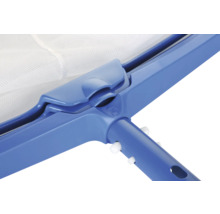 Prim-plan cu plasă de piscină din plastic cu plasă