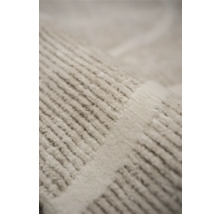 Prim-plan cu un covor bej cu model geometric