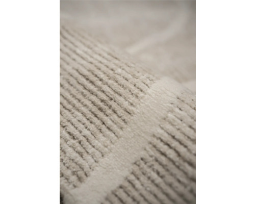 Prim-plan cu un covor bej cu model geometric