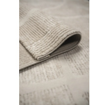 Prim-plan cu un covor bej cu model