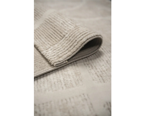 Prim-plan cu un covor bej cu model