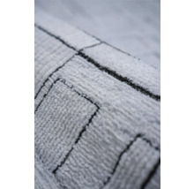 Prim-plan al unui covor cu model geometric