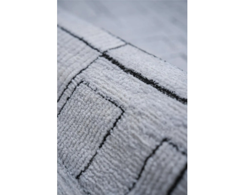 Prim-plan al unui covor cu model geometric