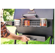 Imagine detaliată a unui grătar pe cărbune cu spațiu de depozitare și tavă de cenușă extractibilă.