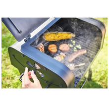 Grătar cu cărbune cu ingrediente la grătar, cum ar fi porumb, cârnați și brânză la grătar