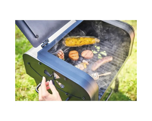 Grătar cu cărbune cu ingrediente la grătar, cum ar fi porumb, cârnați și brânză la grătar