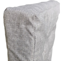 Prim-plan cu pernă de scaun gri cu tapițerie din material textil