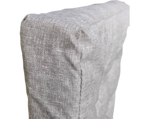 Prim-plan cu pernă de scaun gri cu tapițerie din material textil