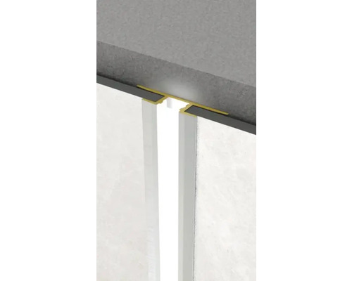 Prim-plan cu instalarea unui profil de rost de dilatare între doi pereți