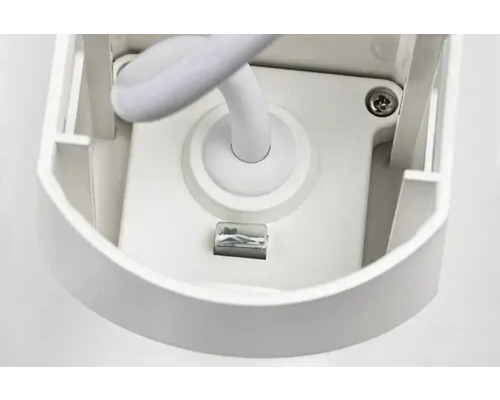 Detaliu cu soclu de lampă albă cu conexiune prin cablu