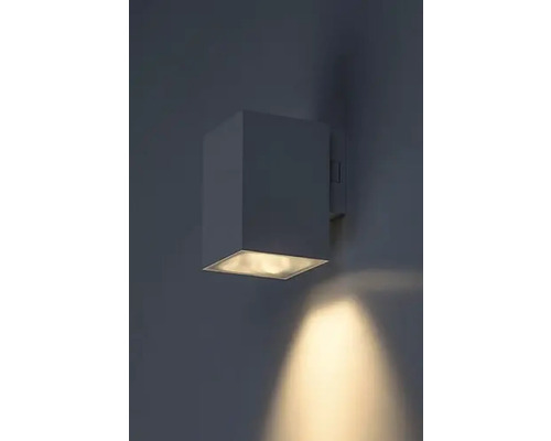 Lumină de perete pătrată din metal care emite lumină