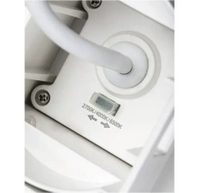 Prim-plan cu un reflector cu comutator pentru reglarea temperaturii de culoare: 2700 Kelvin, 4000 Kelvin și 6500 Kelvin.