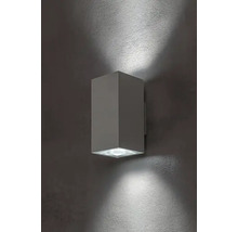 Lumină de perete cubică din metal cu fascicule de lumină în sus și în jos.