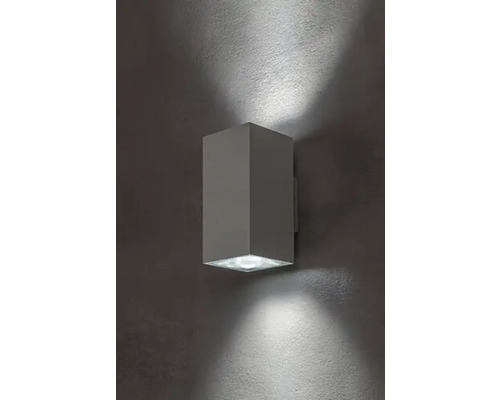 Lumină de perete cubică din metal cu fascicule de lumină în sus și în jos.