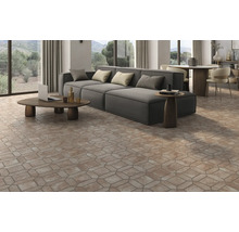 Cameră de zi cu canapea gri, mese din lemn și gresie cu aspect de piatră