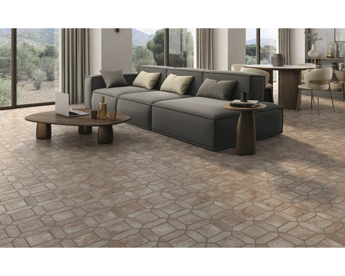 Gresie exterior / interior porțelanată glazurată Arenta Coto 40x60 cm Cameră de zi cu canapea gri, mese din lemn și gresie cu aspect de piatră