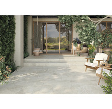 Terasa cu plăci de piatră, zonă de relaxare și plante pentru exterior