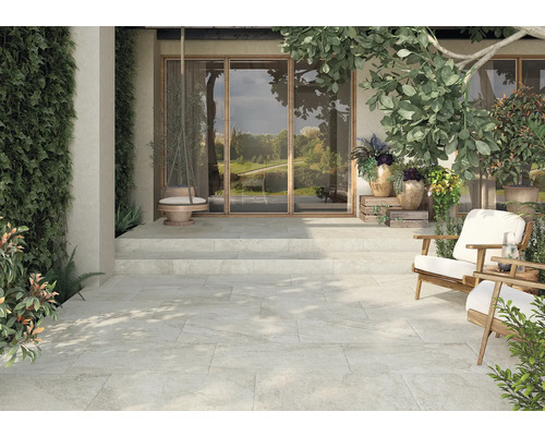 Terasa cu plăci de piatră, zonă de relaxare și plante pentru exterior