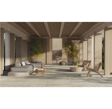 Terasa luminoasă cu mobilier de lounge, plante și plăci de mari dimensiuni