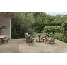 Terasa cu gresie, mobilier și verdeață luxuriantă în aer liber