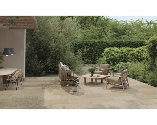 Terasa cu gresie, mobilier și verdeață luxuriantă în aer liber