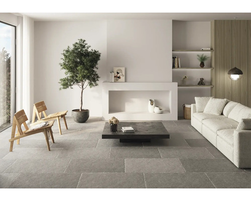 Cameră de zi luminoasă cu canapea, masă, scaune și plantă