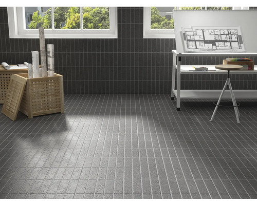 Baie cu gresie gri pe perete și podea, scaun de lemn deschis la culoare, masă și fereastră