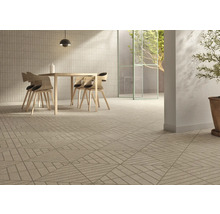 Interior cu podea de gresie cu design geometric, masă de sufragerie și scaune