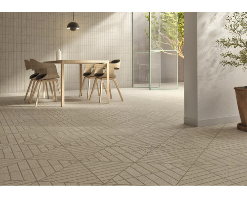 Interior cu podea de gresie cu design geometric, masă de sufragerie și scaune