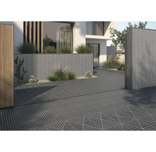 Exterior cu pavaj gri și zid de piatră gri într-o grădină modernă