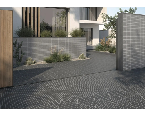 Exterior cu pavaj gri și zid de piatră gri într-o grădină modernă