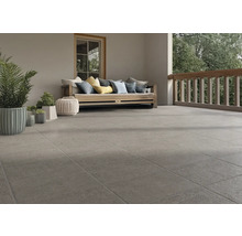 Terasa cu plăci de terasă gri, bancă de lemn și plante decorative